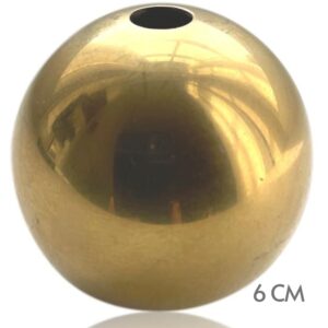 Flot metalkugle i skinnene guld. 6 cm i diameter.
