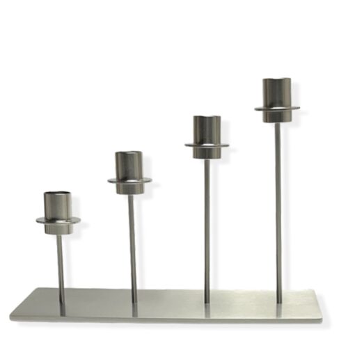 RECTA lysestage i børstet stål med firkantet base og minimalistisk design.