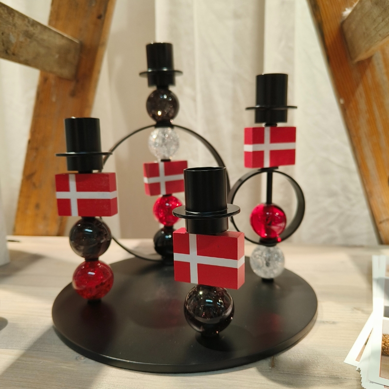 Sort Orbis lysestage til fødselsdag – personlig kuglelysestage med røde kugler og flag