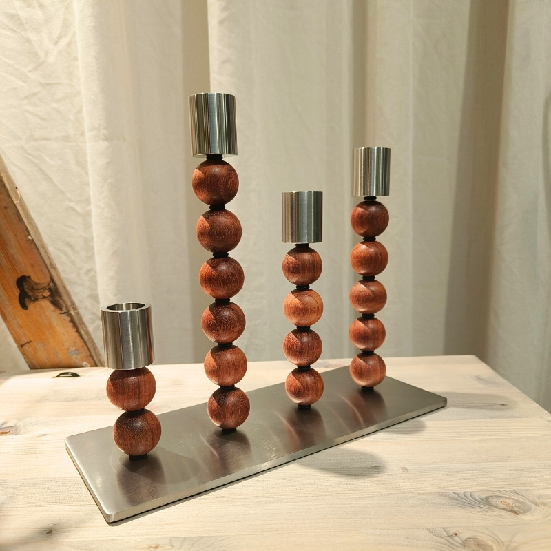 RECTA lysestage stål– Firkantet Base i Børstet Stål med 4 stager 4 Recta stål lysestage med træ-kugler – bryllups- og feststage